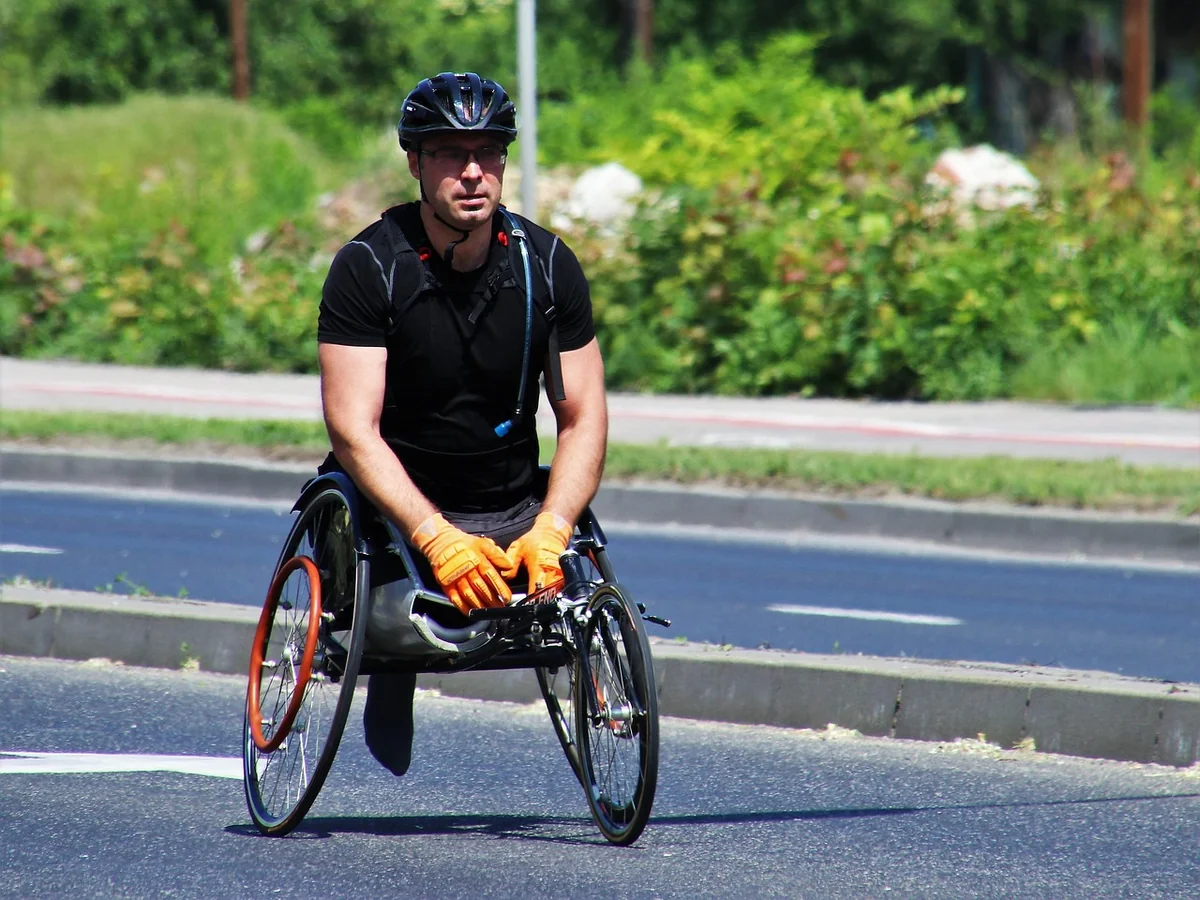 How do journals find and support disabled peer reviewers?